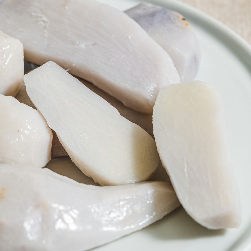 쪄진 토란은 찬물에 한 번 가볍게 헹구면 아린맛이 훨씬 줄어들어요.
