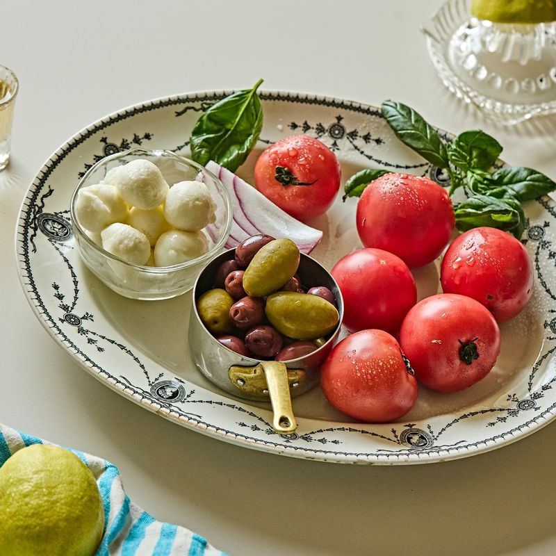 마리네이드 토마토 샐러드 을 위한 재료 이미지로 완숙 토마토,혼합 올리브,적양파,모짜렐라 볼,바질 잎 등으로 구성 되어있습니다.