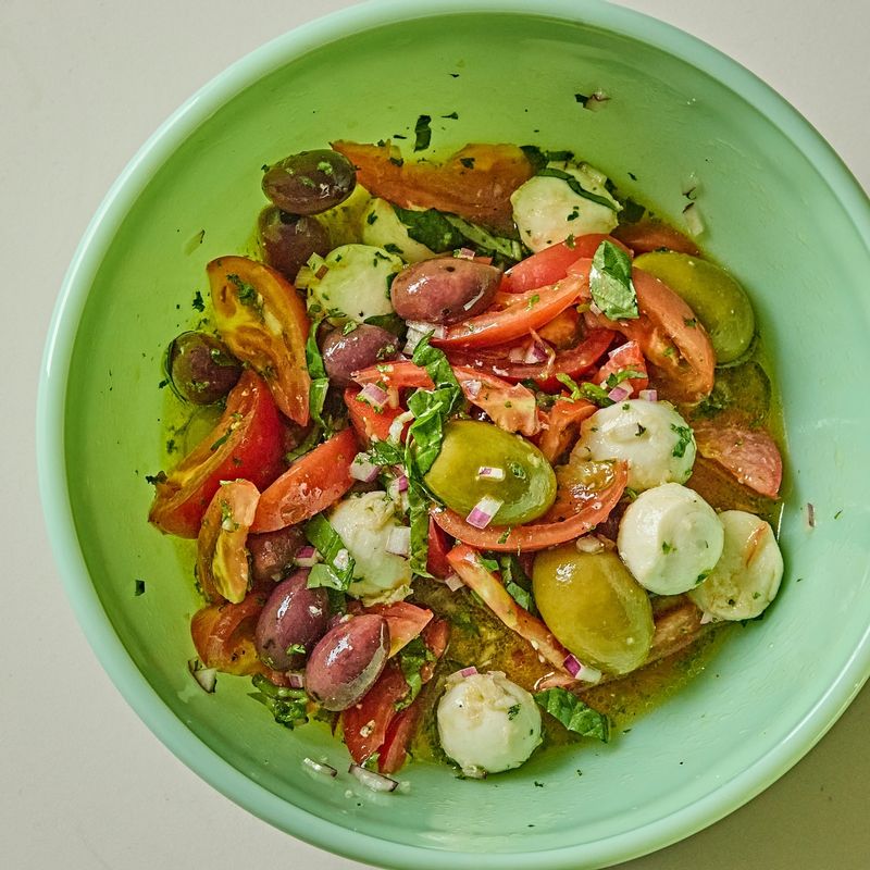 큰 볼에 토마토, 올리브, 적양파, 모짜렐라, 바질을 넣고 드레싱을 부어 잘 버무려주세요.