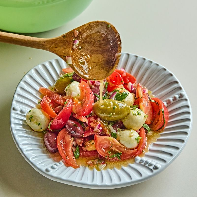 그릇에 담아 맛있게 즐겨주세요.
(tip. 밀폐용기에 담아 냉장고에 넣어 최소 1~ 2시간 동안 재워 두면 맛이 더욱 깊어져요)
(tip. 빵이나 스테이크와 곁들여도 잘 어울린답니다)
