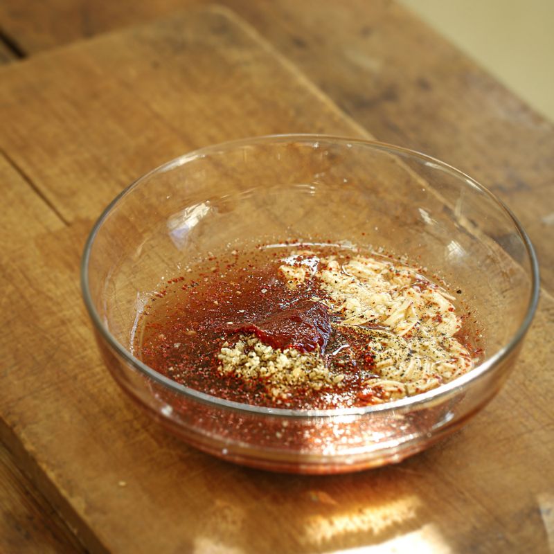 볼에 양념재료를 넣고 섞어주세요.