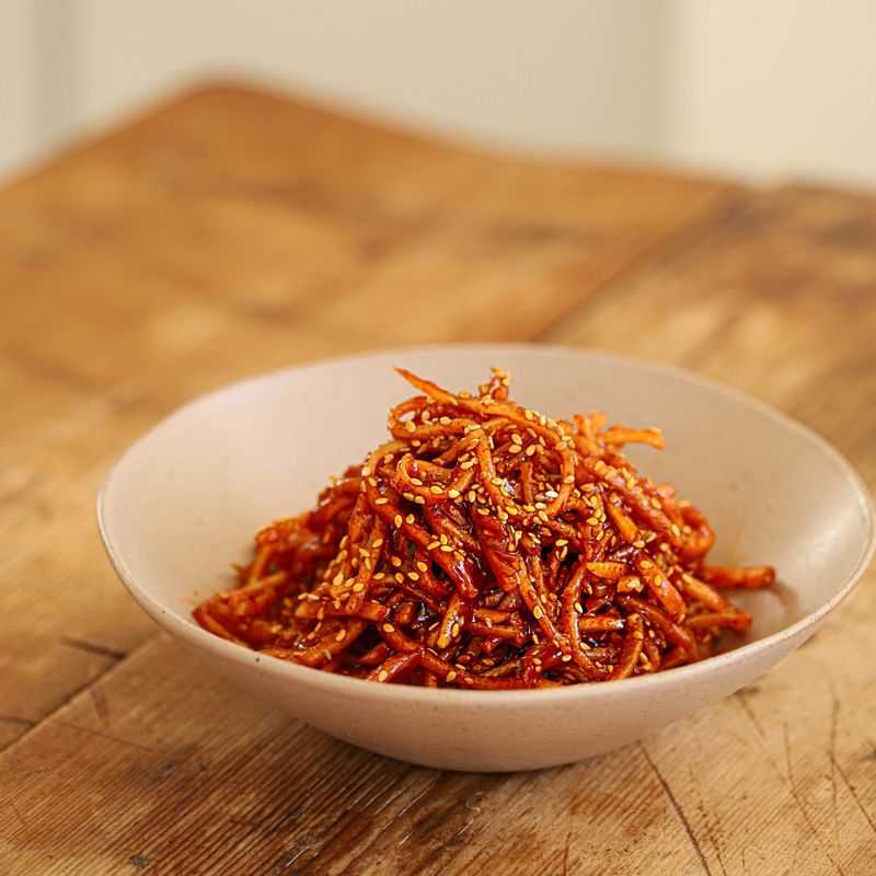 완성된 오징어채볶음을 그릇에 담아 내어주세요.
*참고 : 오징어채를 물에 담그지 않고 바로 조리 하실 때는 양념을 끓인 후 불을 끄고 오징어채를 넣어 남은 잔열로 버무려주세요.