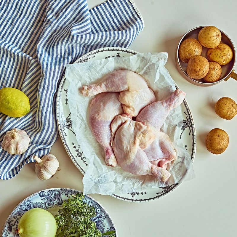 닭다리오븐구이을 위한 재료 이미지로 닭다리,감자,양파,데친 브로콜리니,버터 등으로 구성 되어있습니다.