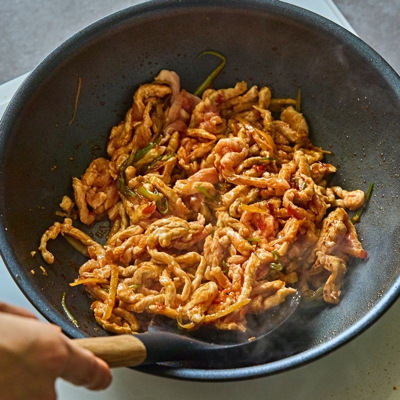 돼지고기를 넣고 센 불에서 빠르게 볶아 겉면을 익혀주세요.
(tip. 돼지고기는 맛술과 소금, 후춧가루로 미리 밑간을 해두면 잡내 제거에 도움이 되요)