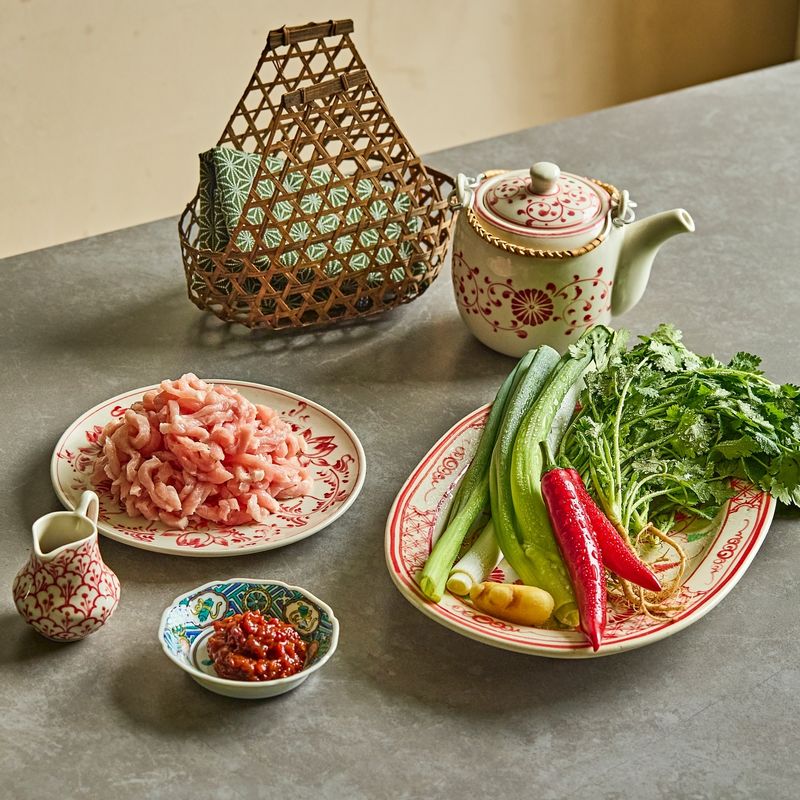 향라육슬 을 위한 재료 이미지로 돼지고기 잡채용(안심 또는 등심),홍고추,대파,다진 마늘,생강 (마늘 1쪽 크기) 등으로 구성 되어있습니다.