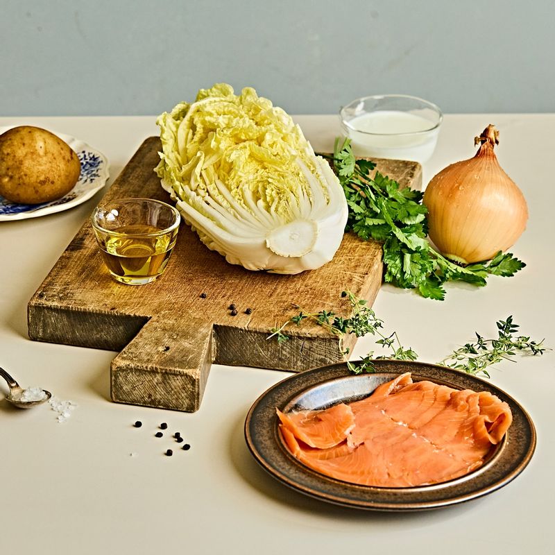 알배추 훈제연어 수프을 위한 재료 이미지로 알배추,훈제연어,감자,양파,닭육수 등으로 구성 되어있습니다.