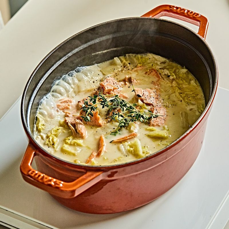 완성된 수프를 그릇에 담고 다진 파슬리, 올리브오일과 후추를 약간 뿌려 맛있게 즐겨주세요. (tip. 충분히 우러난 타임을 건져내주세요)