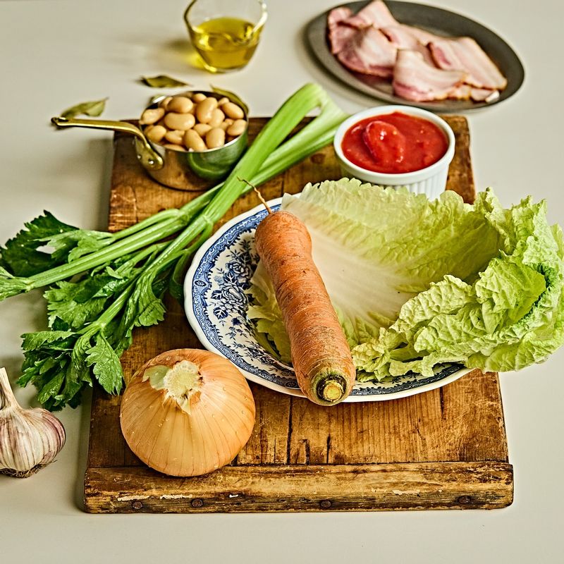 미네스트로네 수프을 위한 재료 이미지로 당근,샐러리,양파,편썬마늘,베이컨 등으로 구성 되어있습니다.