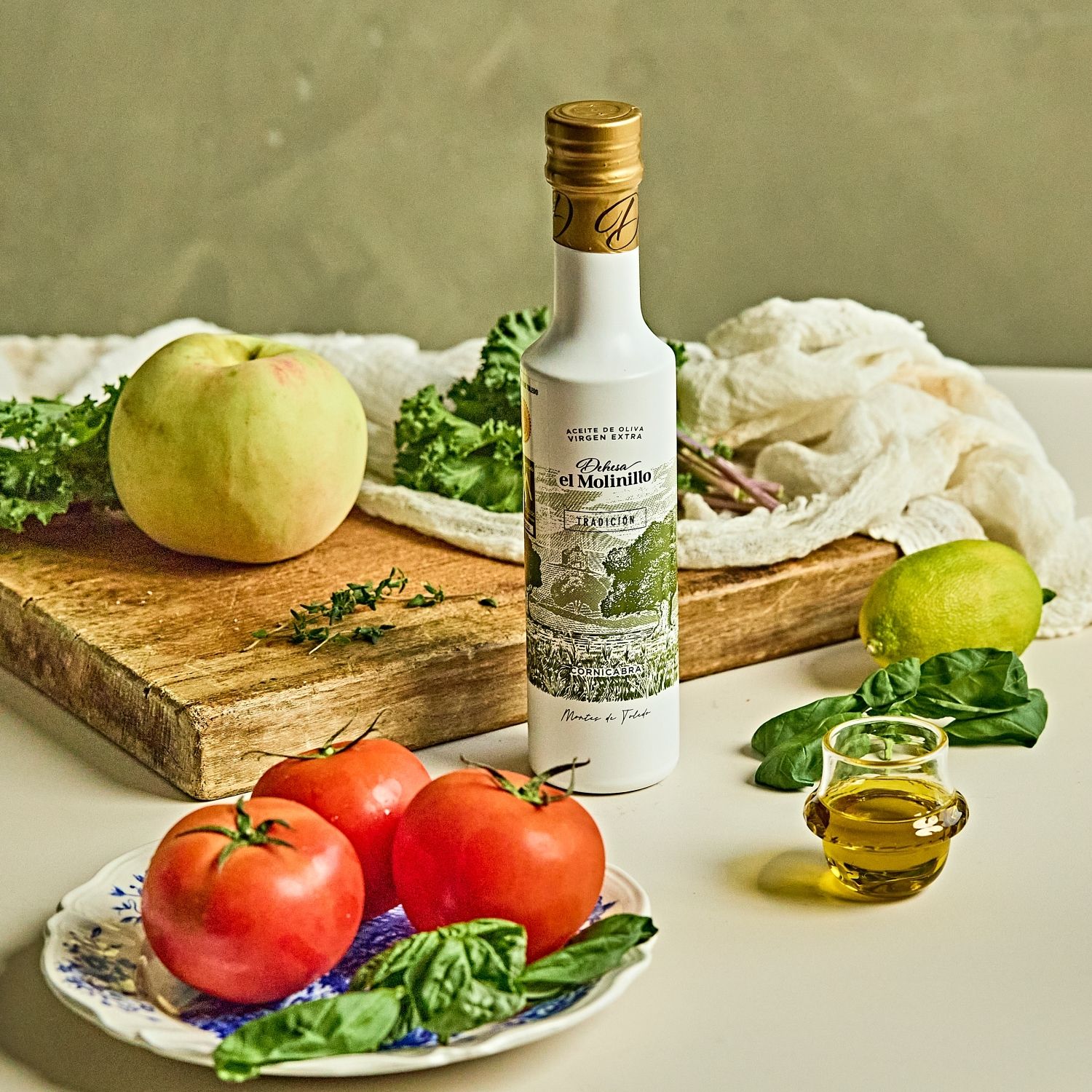 올리브 토마토샷을 위한 재료 이미지로 완숙토마토,엑스트라버진 올리브오일 등으로 구성 되어있습니다.