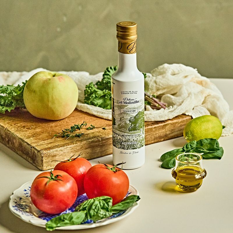 올리브 토마토샷을 위한 재료 이미지로 완숙토마토,엑스트라버진 올리브오일 등으로 구성 되어있습니다.