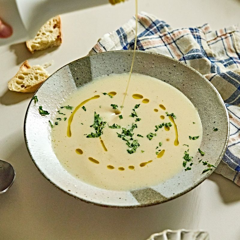 완성된 수프를 그릇에 담고 올리브오일과 후추를 약간 뿌려 맛있게 즐겨주세요. (tip. 구운 빵을 올려 함께 먹어도 좋아요)