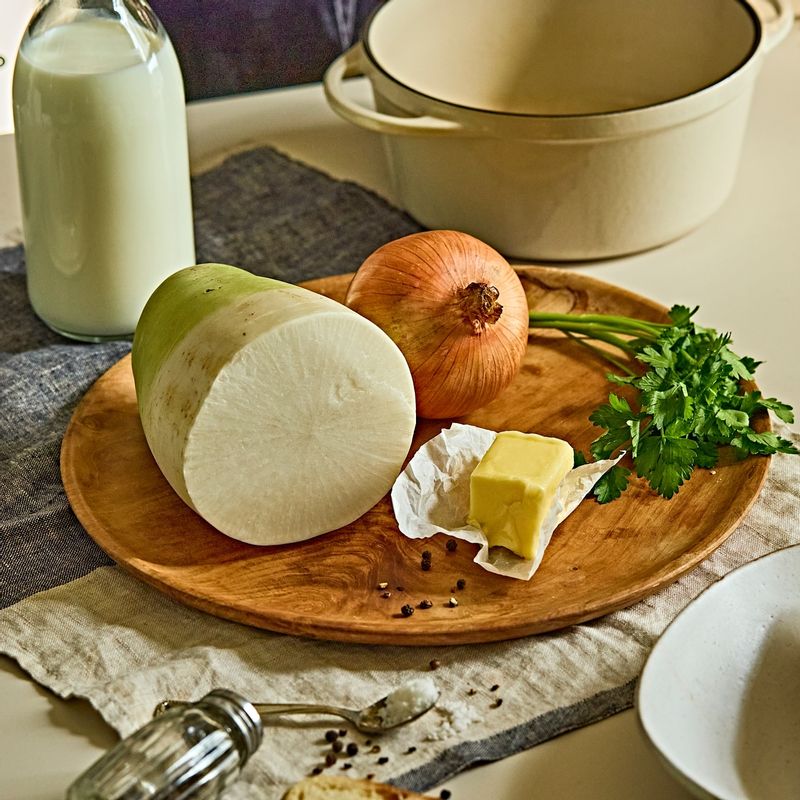 무 수프 을 위한 재료 이미지로 무,양파,물,치킨스톡,우유 등으로 구성 되어있습니다.