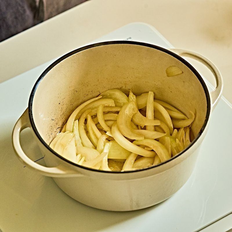 달군 팬에 버터를 녹인 후 양파를 넣어 볶다가 무를 넣고 뚜껑을 덮어 5분 정도 약불에서 익혀주세요. 소금으로 간을 해주세요.