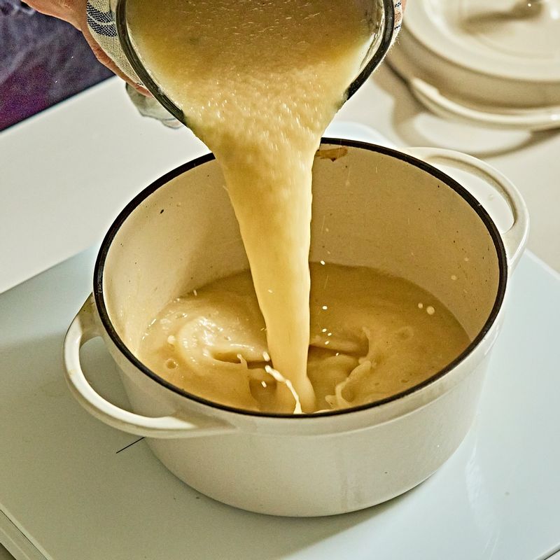 간 재료를 냄비에 넣어 우유를 넣고 한소끔 끓여 완성해주세요.