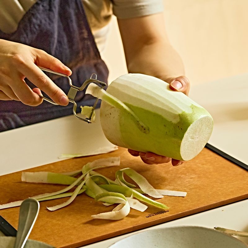 무와 양파는 깨끗이 씻어 채를 썰어주세요.