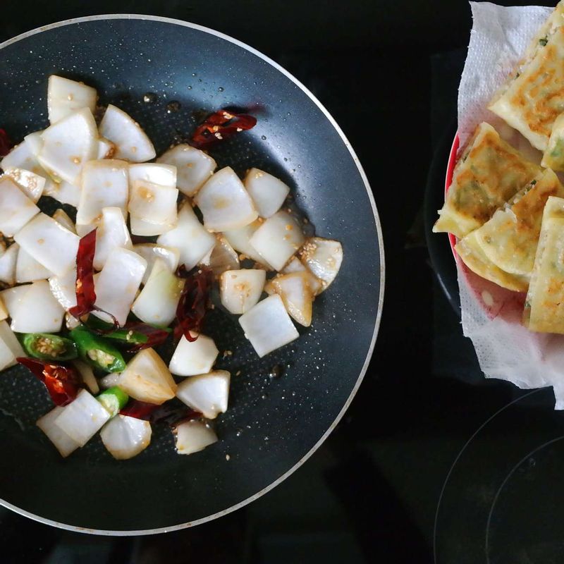 양파가 어느 정도 익으면 STEP1의 만두와 나머지 소스를 모두 넣어 한 번 더 볶아주세요.