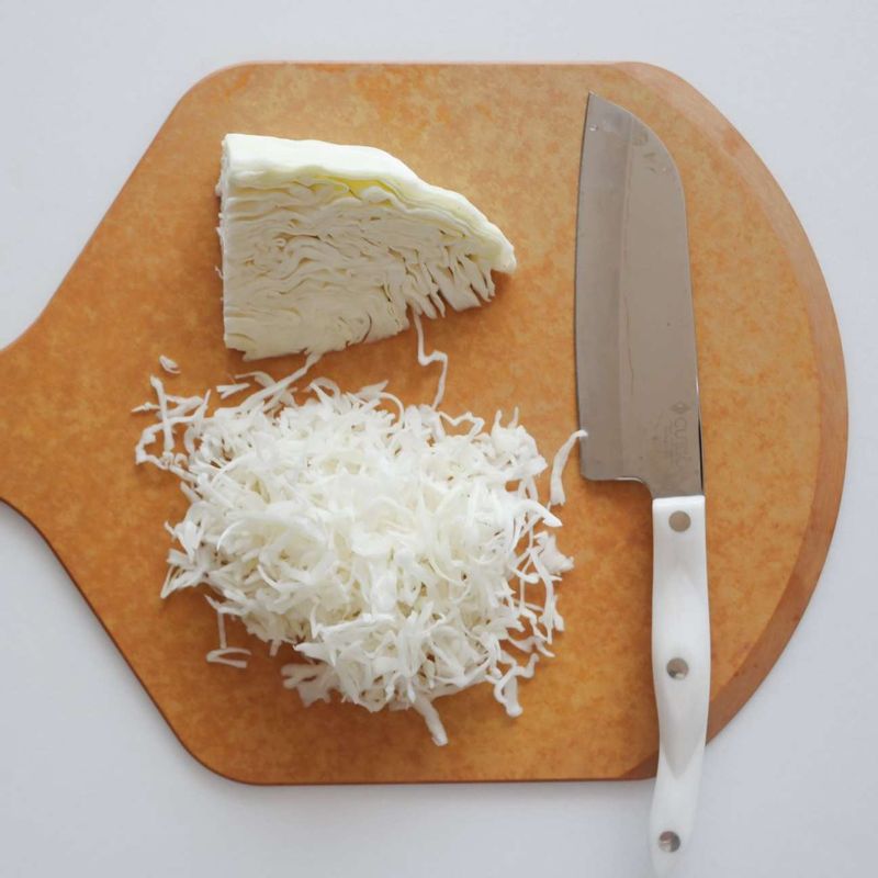 양배추를 얇게 채 썰어 그릇에 담아주세요.