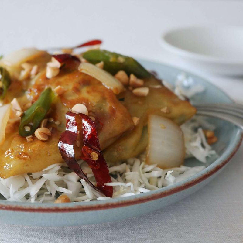 볶은 만두 위에 다진 땅콩을 뿌려주세요.