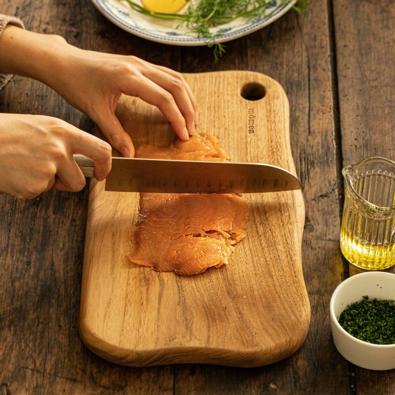 훈제연어 슬라이스는 반으로 자르고 볼에 스프레드 재료를 넣고 섞어주세요.