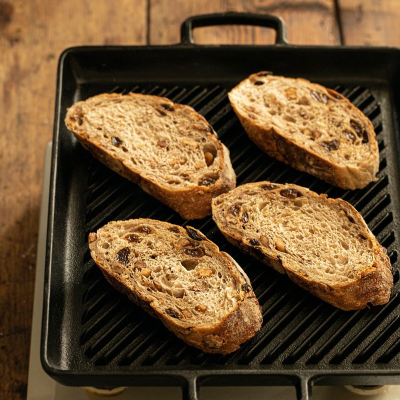 바게트는 슬라이스하여 앞뒤로 바삭하게 토스트 해주세요.
(tip.바게트 위에 종이호일을 깔고 무거운 무쇠 팬을 올려주면 그릴 자국을 쉽게 낼 수 있어요)