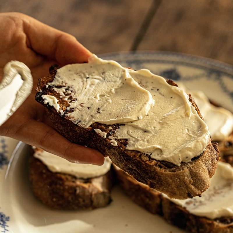 바게트 위에 크림치즈 딥을 바르고 훈제연어를 올린 후 딜과 후춧가루를 뿌려주세요. 먹기 직전에 메이플시럽을 먹기 좋게 뿌려주세요.
(기호에 따라 케이퍼 또는 양파 등을 추가해도 맛있답니다)