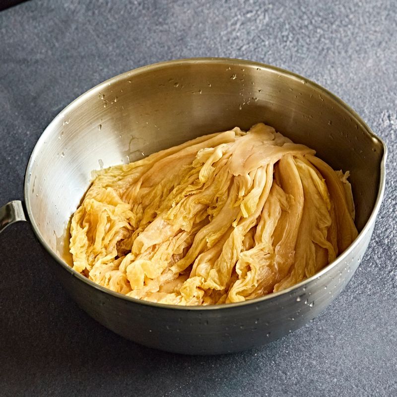 묵은지는 흐르는 물에 2~3번 헹군 후, 밑동을 제거하고 길게 썰어주세요.
(신맛 정도에 따라 30분~1시간 정도 물에 담갔다 사용하면 더욱 부드럽답니다)