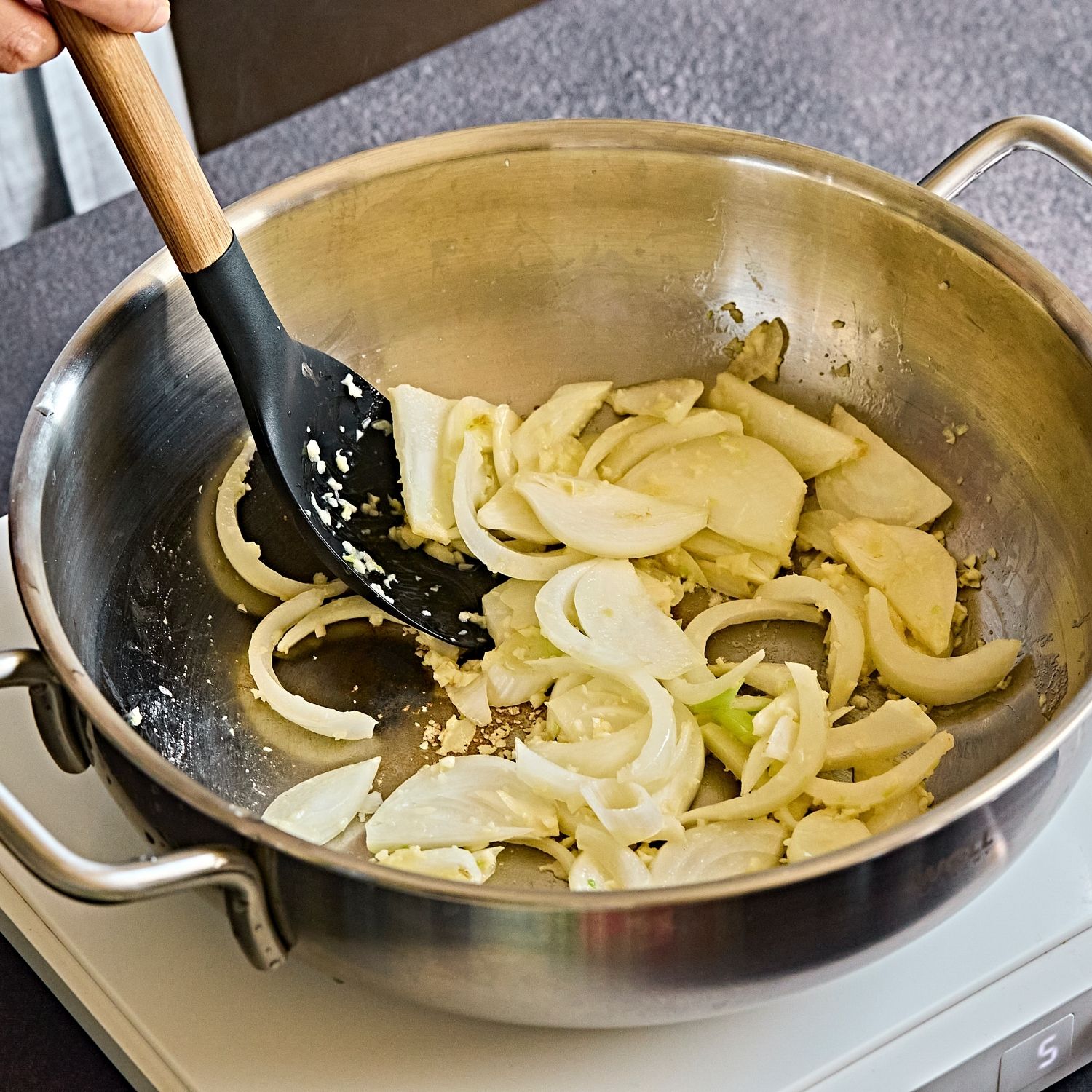 냄비에 들기름을 두르고 다진 마늘과 양파를 넣어 볶다가 향이 올라오면 묵은지, 손질 멸치, 참치, 설탕, 참치액을 넣고 중불에서 약 10분 볶아주세요.
(tip. 기호에 따라 된장을 조금 넣으면 감칠맛과 깊은맛이 더 살아난답니다)