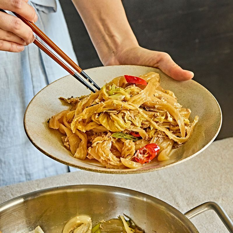 그릇에 담아 국물과 함께 밥 위에 올려 맛있게 즐겨주세요.