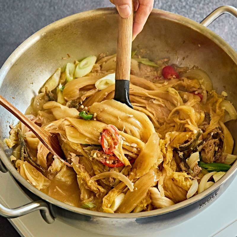 끓이면서 중간중간 살짝 뒤적여 주세요. 
불을 끄고 통깨와 들기름을 살짝 더해 풍미를 더해주세요.