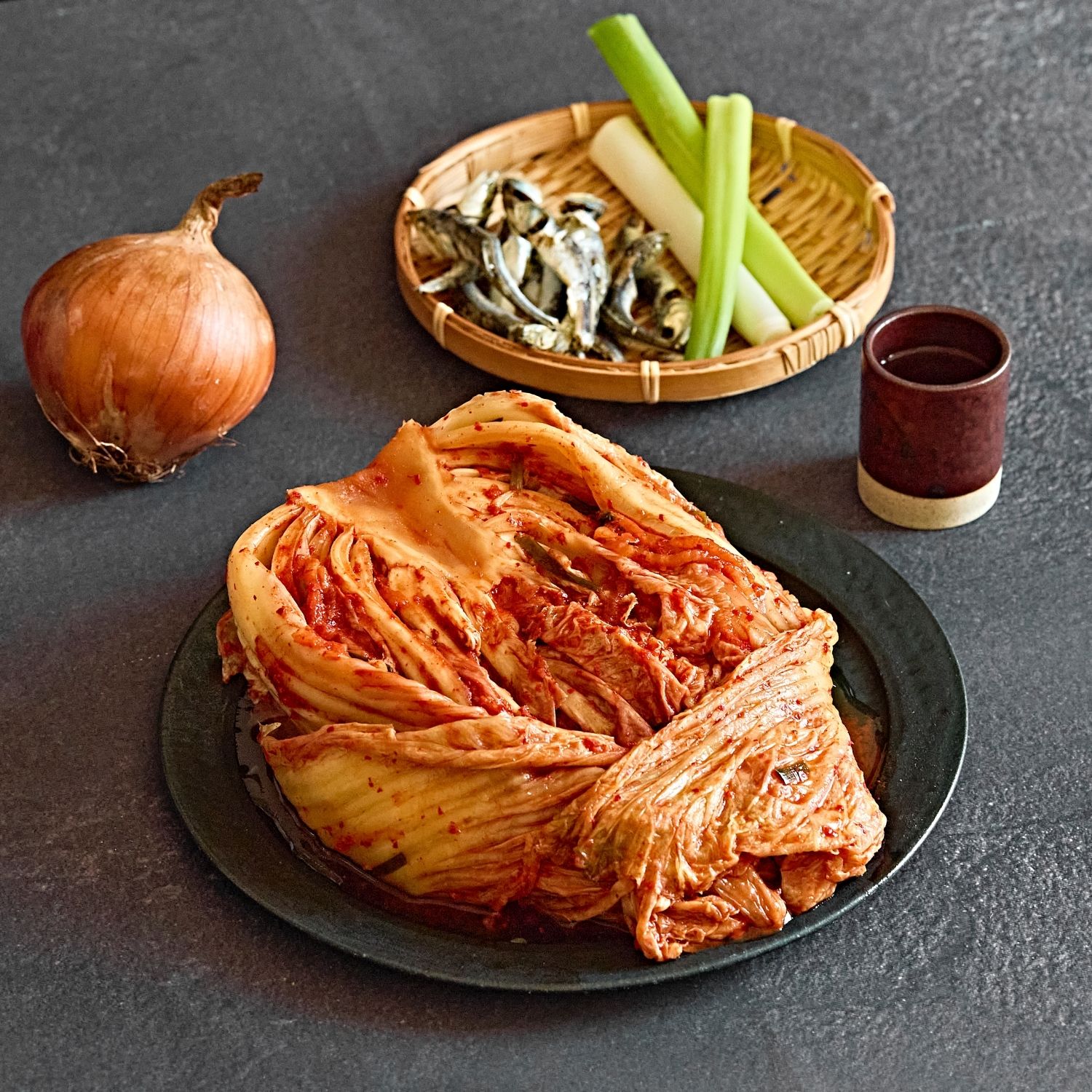 묵은지 지짐 을 위한 재료 이미지로 묵은지,참치캔,대파,양파,청홍고추 등으로 구성 되어있습니다.