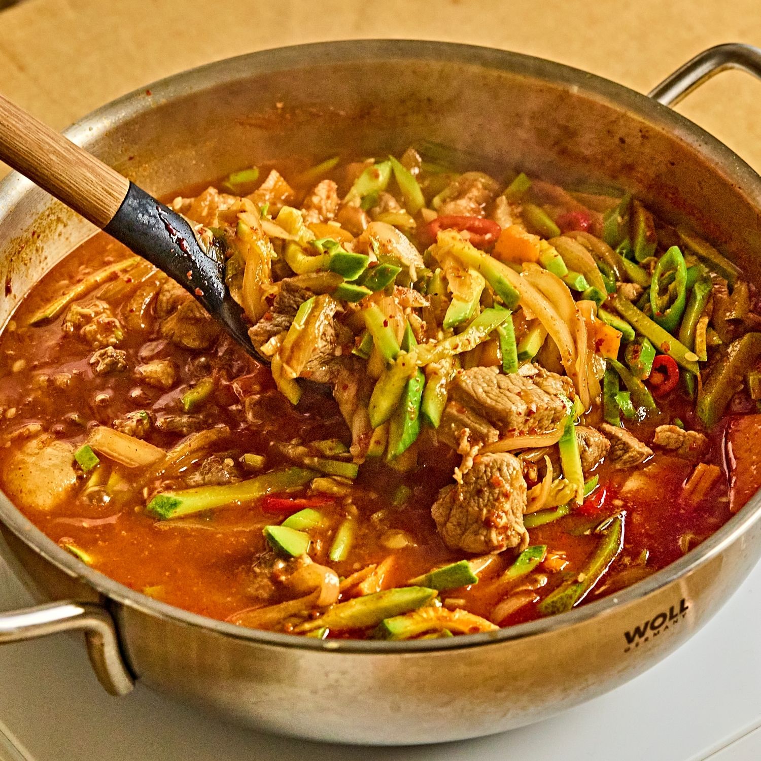 그릇에 담아 밥과 곁들여 맛있게 즐겨주세요.
(tip. 애호박은 금방 익기 때문에 너무 오래 끓이면 흐물해질 수 있답니다.
(tip. 기호에 따라 밥 대신 삶은 면이나 수제비를 넣어 드셔도 든든하게 드실 수 있답니다)