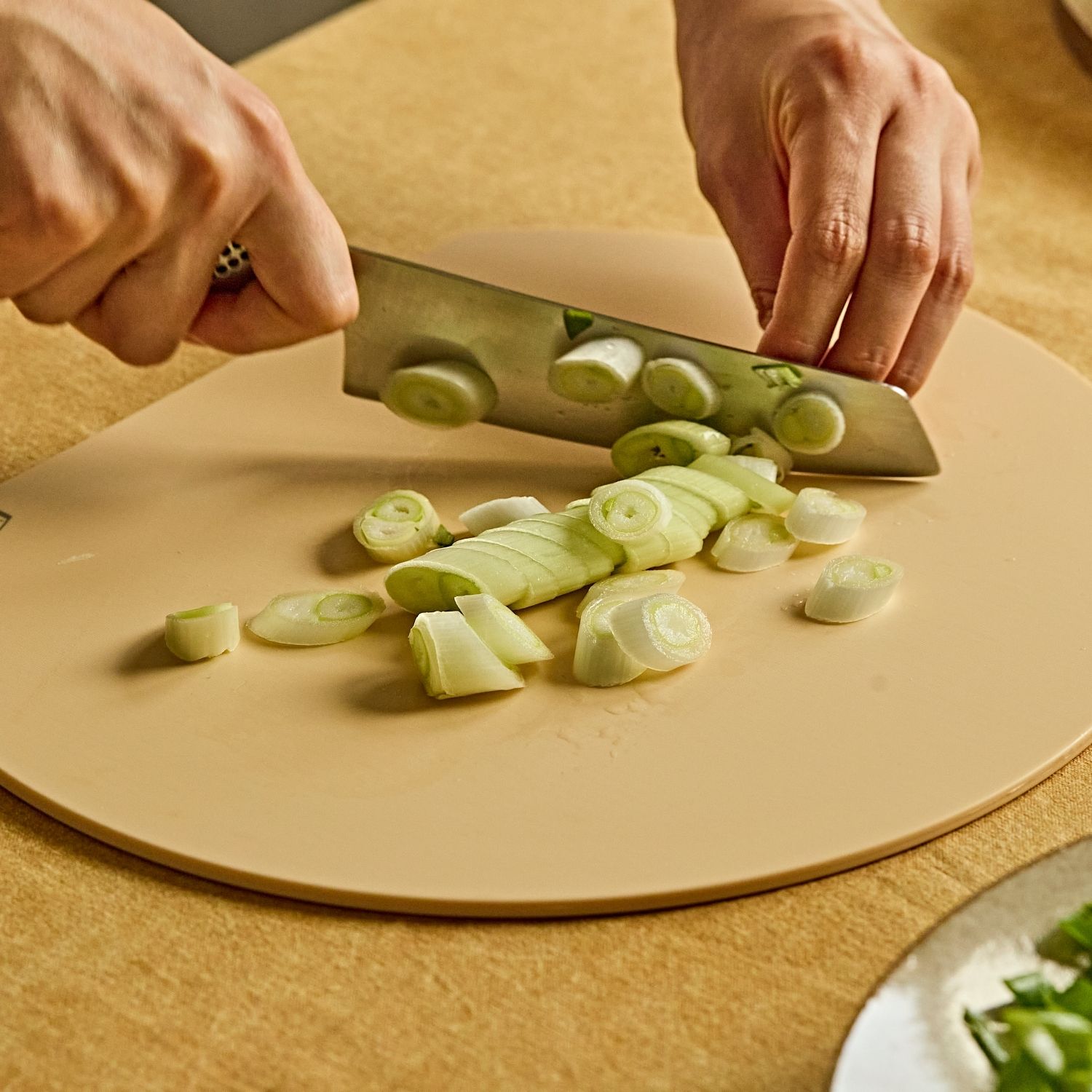 대파는 송송 썰고, 양파는 슬라이스로 잘라주세요. 청홍고추는 어슷하게 썰어주세요. 당근은 먹기 좋은 크기의 네모 모양으로 썰어주세요.