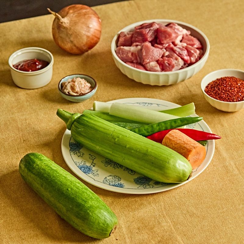 애호박 국밥을 위한 재료 이미지로 애호박,밥,돼지고기 앞다리살(찌개용),멸치 육수,대파 등으로 구성 되어있습니다.