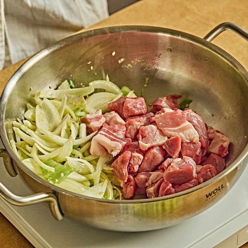 핏물을 제거한 돼지고기 앞다리살과 맛술, 소금, 후춧가루, 새우젓을 넣어 함께 볶아주세요.