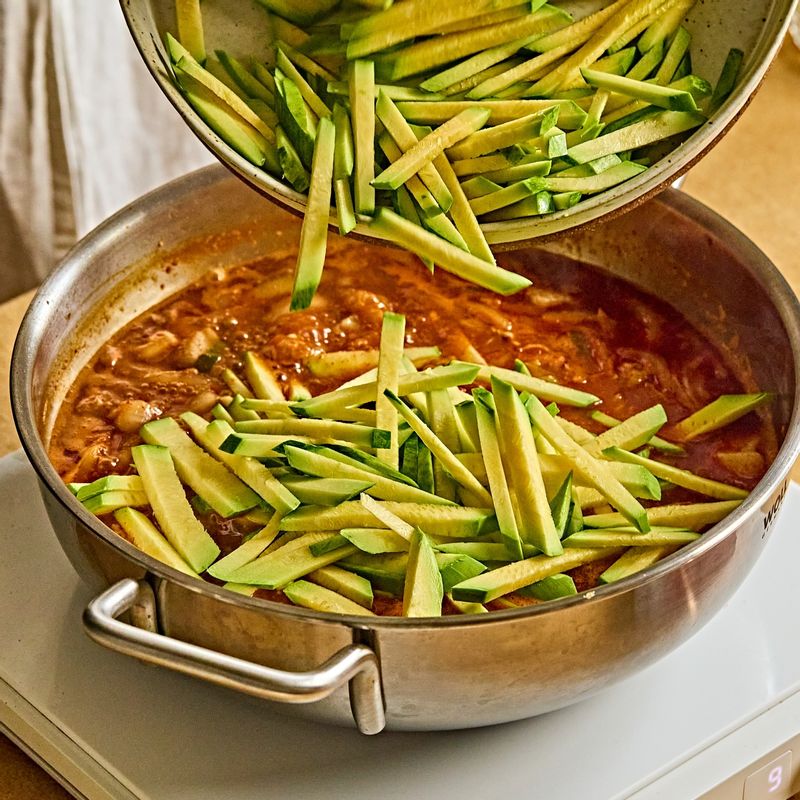 썰어둔 애호박과 당근을 넣고 5분 정도 더 끓이다가 마지막에 청홍고추와 소금, 후춧가루를 넣어 간을 맞춰주세요.