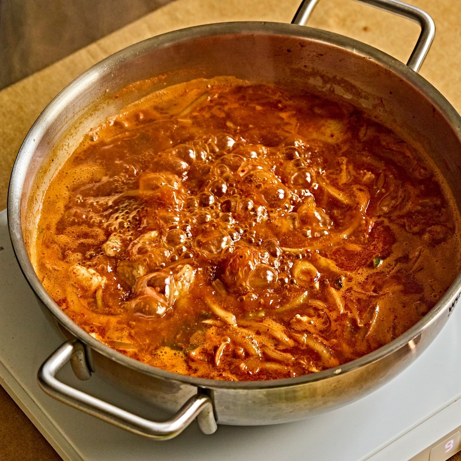 끓으면 까나리액젓을 넣어 끓여주세요.