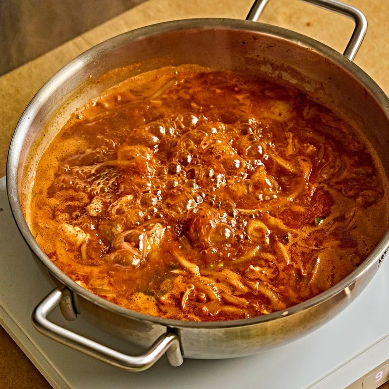 끓으면 까나리액젓을 넣어 끓여주세요.