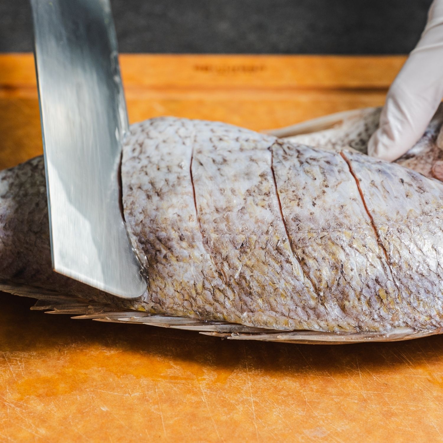 참돔은 키친타올로 물기를 제거한 후 칼집을 내주세요.(손질tip. 참돔은 칼등이나 비늘 제거 도구로 비늘을 긁어낸 후, 가위로 지느러미와 꼬리를 제거해 주세요. 배를 갈라 내장과 아가미를 제거하고 깨끗이 씻어 사용해 주세요)