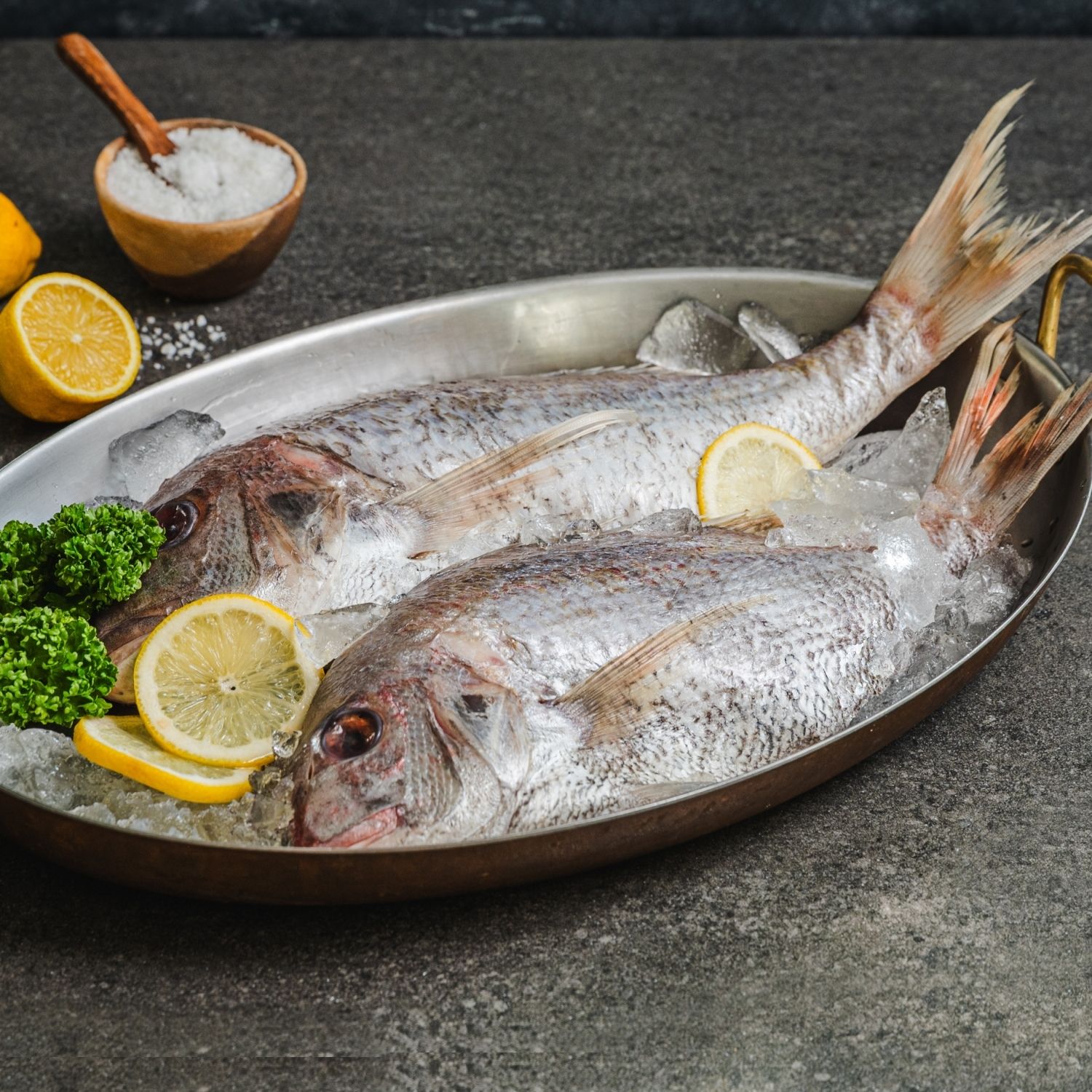 반건조 참돔 구이을 위한 재료 이미지로 손질한 참돔,식용유,레몬 슬라이스 등으로 구성 되어있습니다.