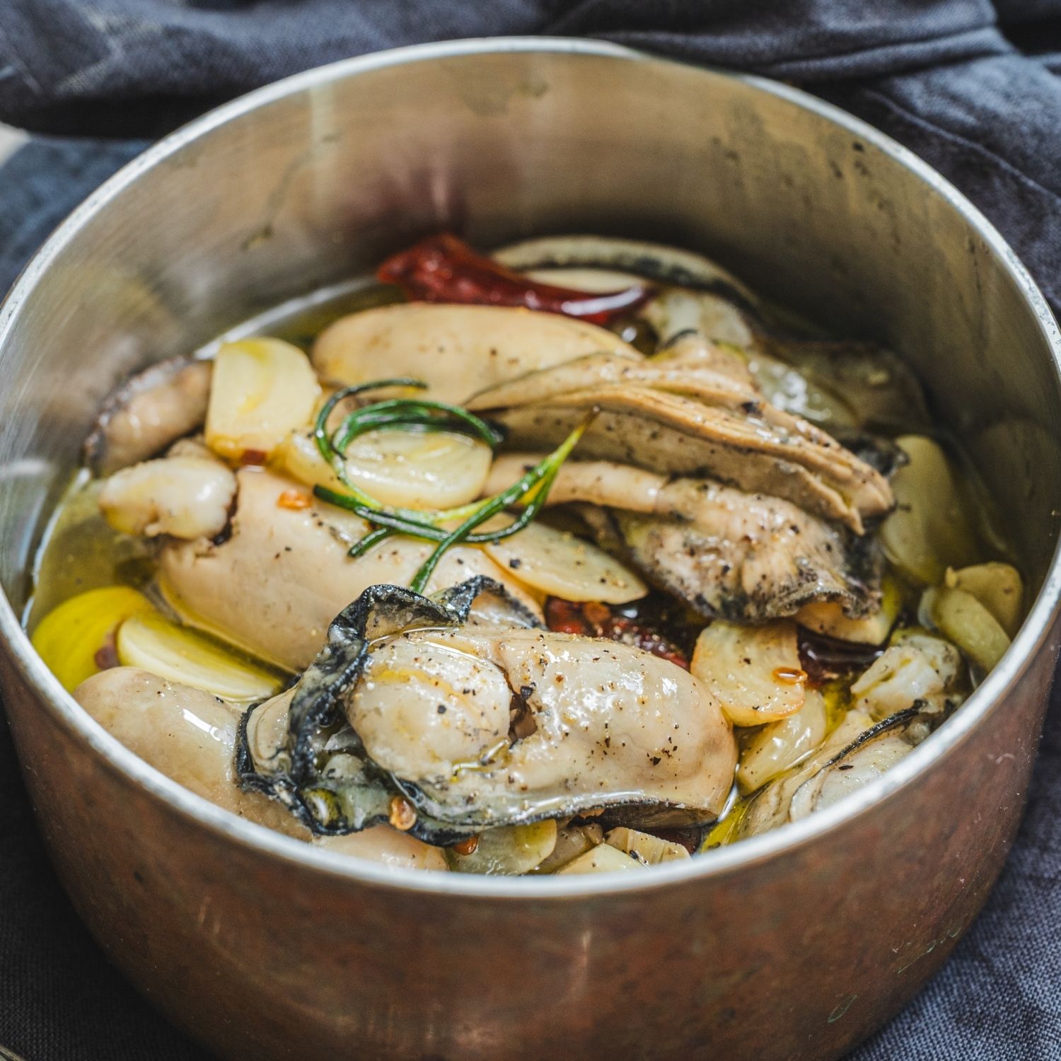 삼배체굴, 감바스, 굴감바스, 해산물요리, 와인안주, 오일요리, 스페인요리, 마늘오일, 바게트, 홈파티요리, 겨울제철요리, 해물감바스, 오일파스타, 고급안주, 간단요리