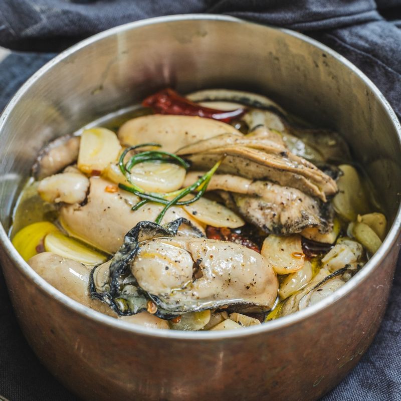 삼배체굴, 감바스, 굴감바스, 해산물요리, 와인안주, 오일요리, 스페인요리, 마늘오일, 바게트, 홈파티요리, 겨울제철요리, 해물감바스, 오일파스타, 고급안주, 간단요리