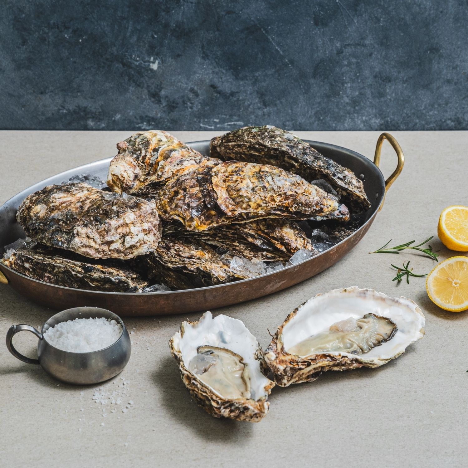 삼배체굴 감바스 을 위한 재료 이미지로 삼배체굴,올리브오일,마늘,페퍼론치노,로즈마리 등으로 구성 되어있습니다.