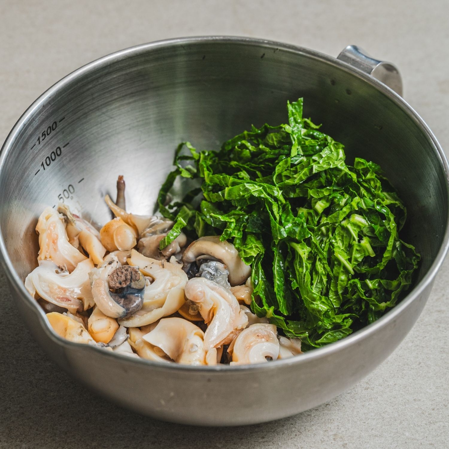 볼에 양념재료를 넣고 섞어 양념장을 만들어주세요. 볼에 골뱅이와 손질한 야채, 양념장을 넣고 섞어주세요.