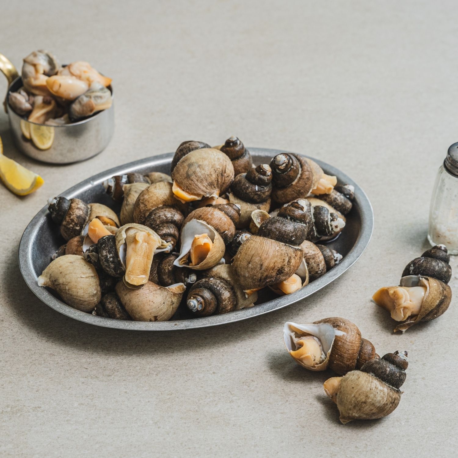 자숙 흑골뱅이 무침을 위한 재료 이미지로 자숙 흑골뱅이,쌈채소,삶은 소면,통깨 등으로 구성 되어있습니다.