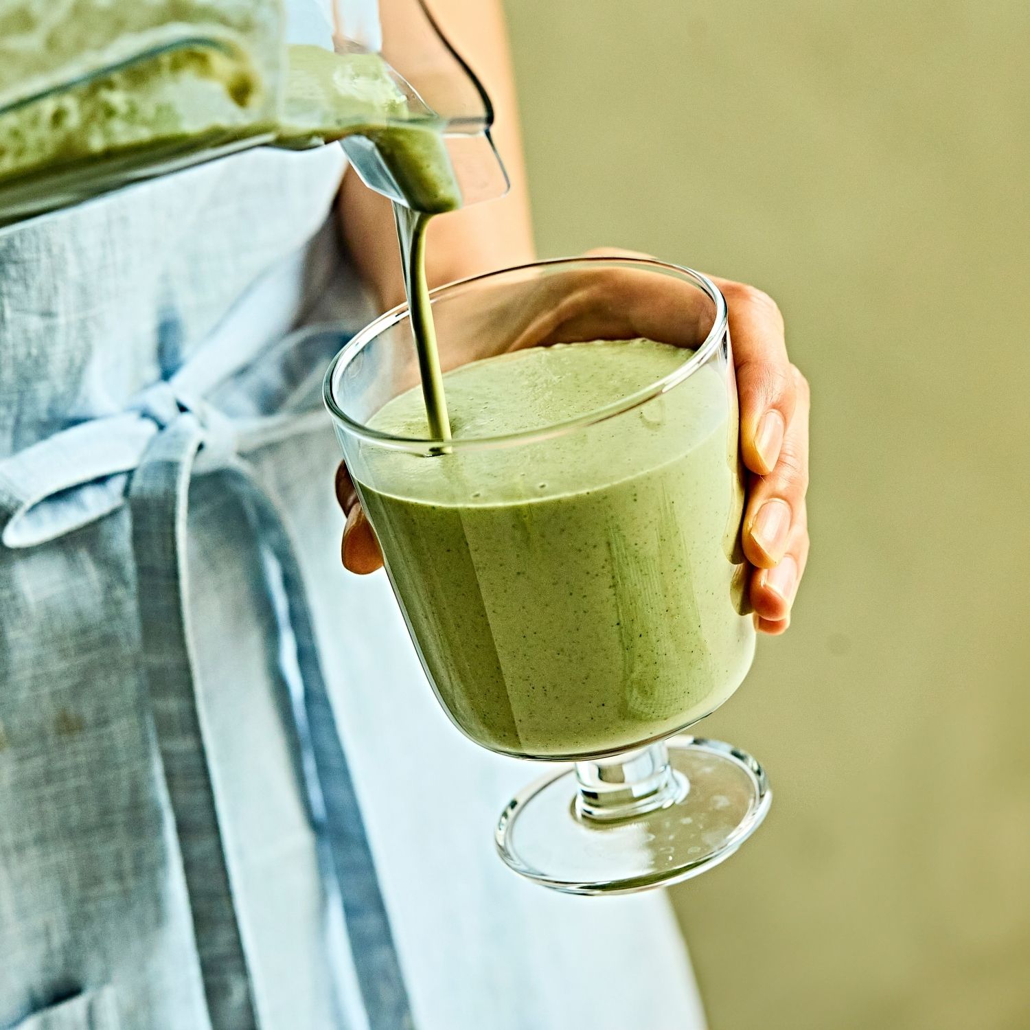 컵에 따라 건강하고 맛있게 즐겨주세요.
(tip.바나나의 단맛 덕분에 쓴맛 없이 부드럽고 고소해요)