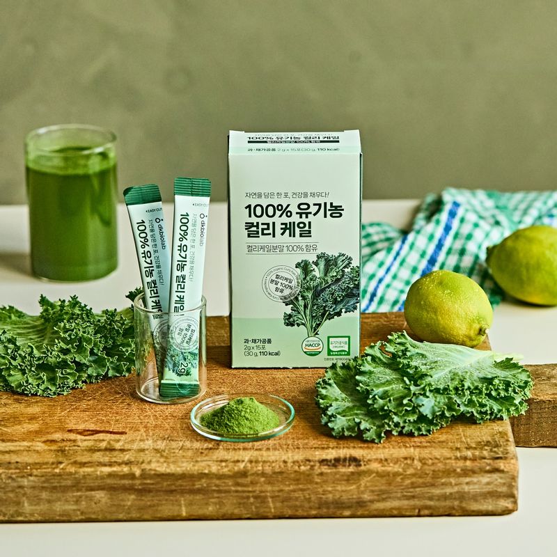 컬리케일 바나나 스무디을 위한 재료 이미지로 컬리케일 가루,물,바나나,사과,캐슈넛 등으로 구성 되어있습니다.