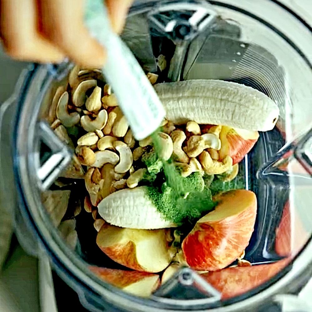 믹서에 사과,물, 바나나, 캐슈넛, 컬리케일 가루를 넣어 부드럽게 갈아주세요. 