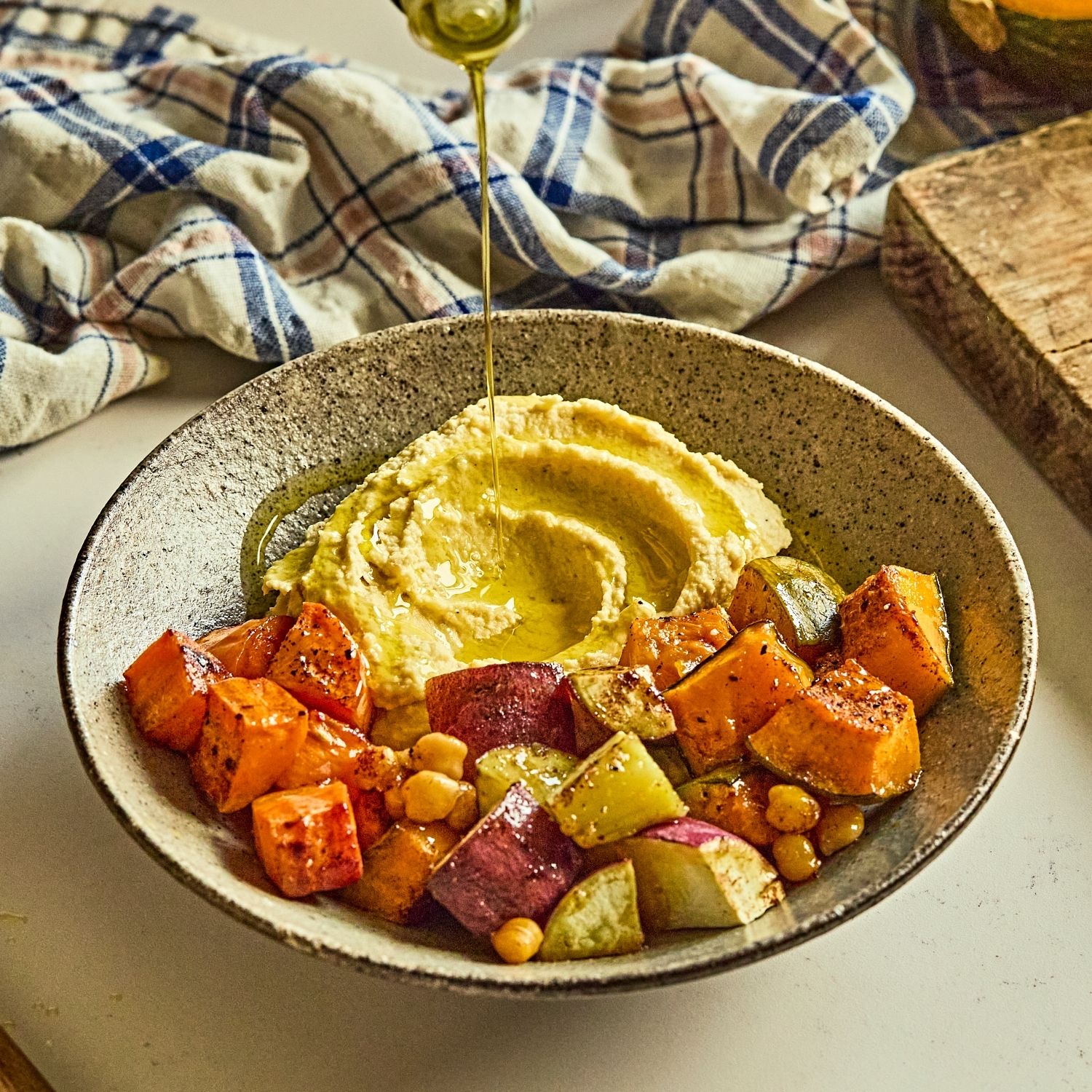 후무스를 그릇에 담고 구운 재료를 올린 후 파프리카 파우더와 다진 파슬리, 올리브오일을 약간 뿌려 맛있게 즐겨주세요. 