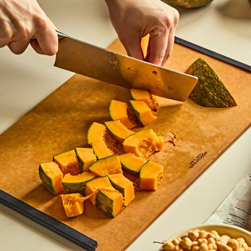 단호박, 고구마, 당근은 껍질째 깨끗하게 씻은 후 먹기 좋게 깍뚝 썰어주세요.