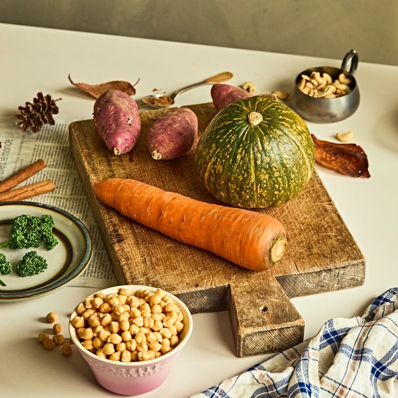 후무스 웜 볼을 위한 재료 이미지로 불린 병아리콩,소금 등으로 구성 되어있습니다.